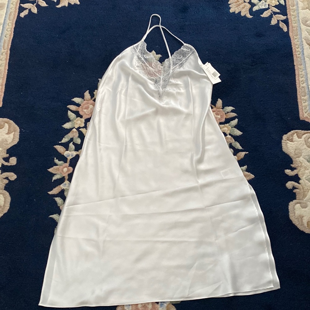 H Halston white night gown set with matching robe. NWT